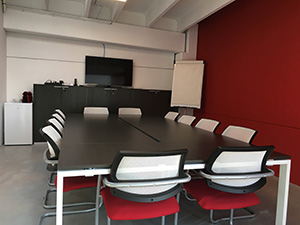 Photographie de la salle de réunion des bureaux de la société Exeko à Nivelles. | © Exeko